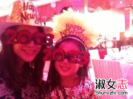 关悦与爱女参加新年派对。