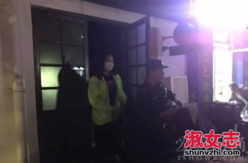 戴口罩的长发女子被警方带走