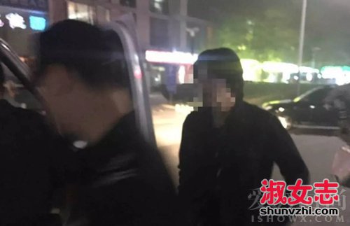 一名“NOTHERE不在”酒吧的工作人员被警方带走