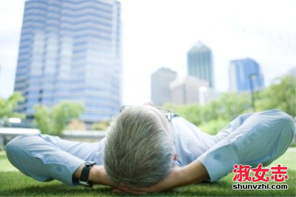 年纪轻轻就长白头发？头发“老得快”的6大原因 少白发的原因