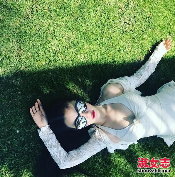 当妈后越来越“胸”猛！李小璐草地上深V秀事业线 好身材的女明星