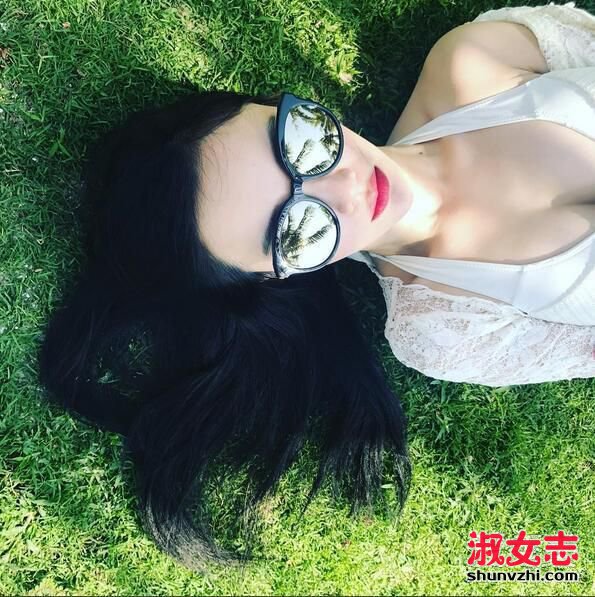 当妈后越来越“胸”猛！李小璐草地上深V秀事业线 好身材的女明星