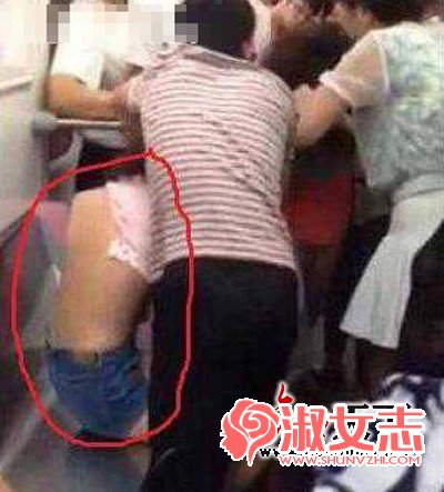 90后女孩来大姨妈没给阿姨让座 被当场扒光衣服-图3