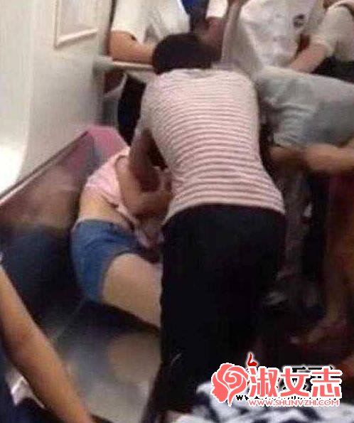 90后女孩来大姨妈没给阿姨让座 被当场扒光衣服-图1