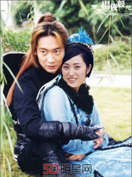杨俊毅也有过一段轰轰烈烈的恋爱,和当时当红的影视明星陈法蓉从2003
