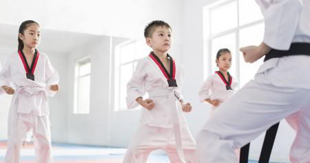 生活  跆拳道演出或实战中能培养孩子的随机应变能力,使孩子们不怯场
