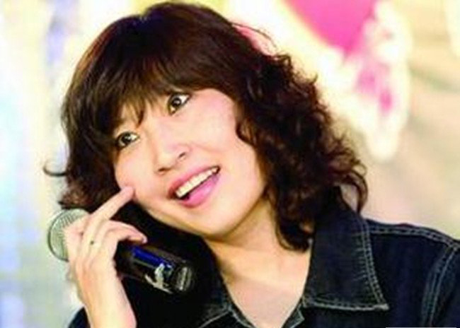 娱乐 知名博主"南唐遗少"曾发文爆料46岁歌手张蔷儿子及儿媳照片.